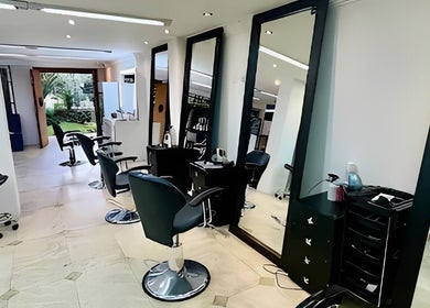 Interiores modernos de Sevastian Hair Studio Vip en Quito, Pichincha, EC, con iluminación natural.