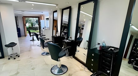 Interiores modernos de Sevastian Hair Studio Vip en Quito, Pichincha, EC, con iluminación natural.