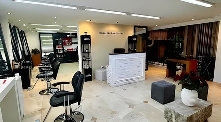 Interior moderno de Sevastian Hair Studio Vip en Quito, Pichincha, EC con sillas de estilistas y mostrador blanco.
