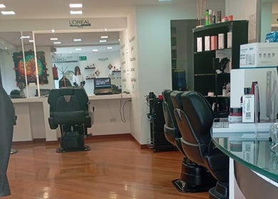 Interior moderno del estudio Sevastian Hair Studio Vip en Quito, Pichincha, EC, con sillas elegantes y productos de belleza.