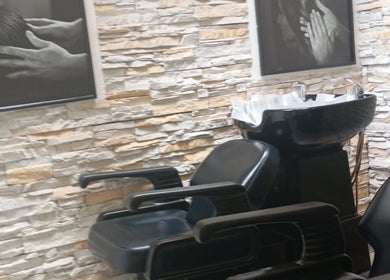 La sala de lavado de Sevastian Hair Studio Vip en Quito, Pichincha, EC, con decoraciones de pared elegantes.