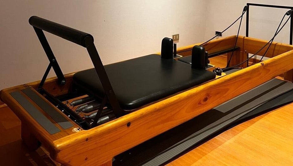 Reformer Pilates en Forma Pilates Studio, El Tránsito, Región Metropolitana, CL, ideal para sesiones revitalizantes.