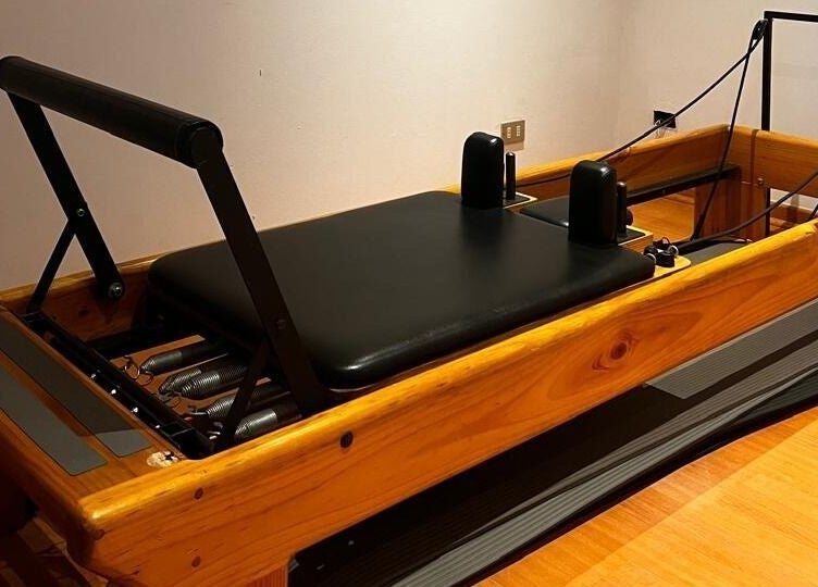 Reformer Pilates en Forma Pilates Studio, El Tránsito, Región Metropolitana, CL, ideal para sesiones revitalizantes.