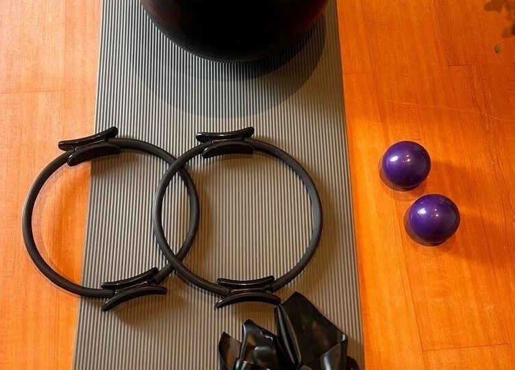 Equipo de Pilates en Forma Pilates Studio, El Tránsito, Región Metropolitana, CL, sobre piso de madera clara.