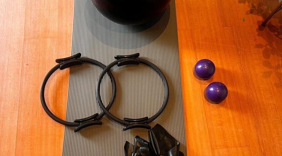 Equipo de Pilates en Forma Pilates Studio, El Tránsito, Región Metropolitana, CL, sobre piso de madera clara.