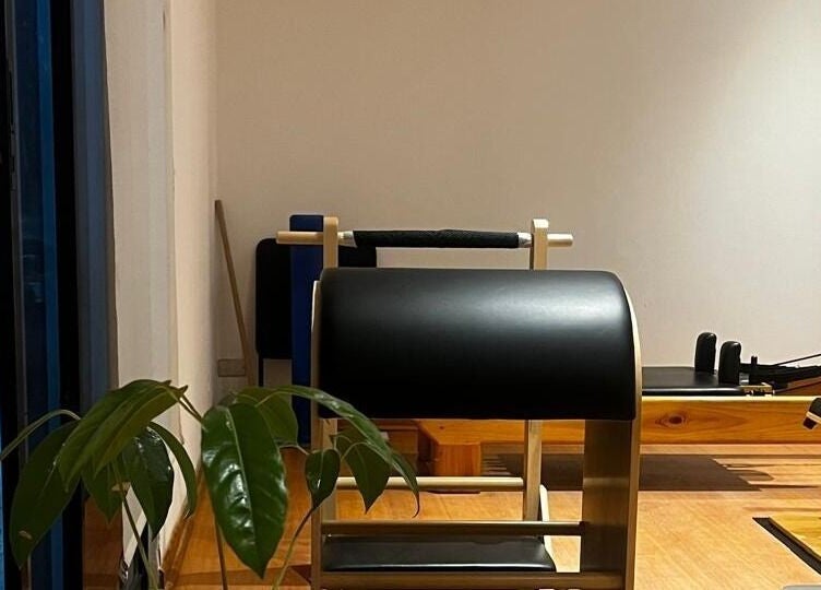 Equipo de pilates en Forma Pilates Studio, El Tránsito, Región Metropolitana, CL, ofreciendo ambiente relajante.