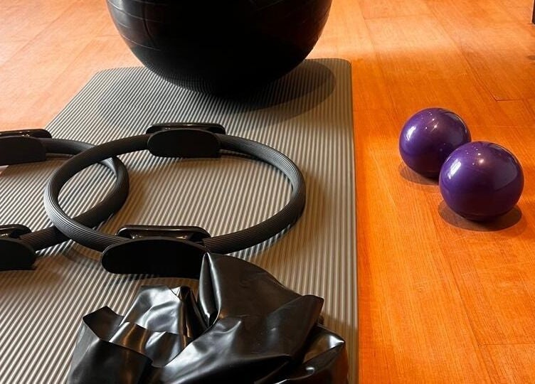 Equipo de Pilates en Forma Pilates Studio, El Tránsito, Región Metropolitana, CL, listo para clases.