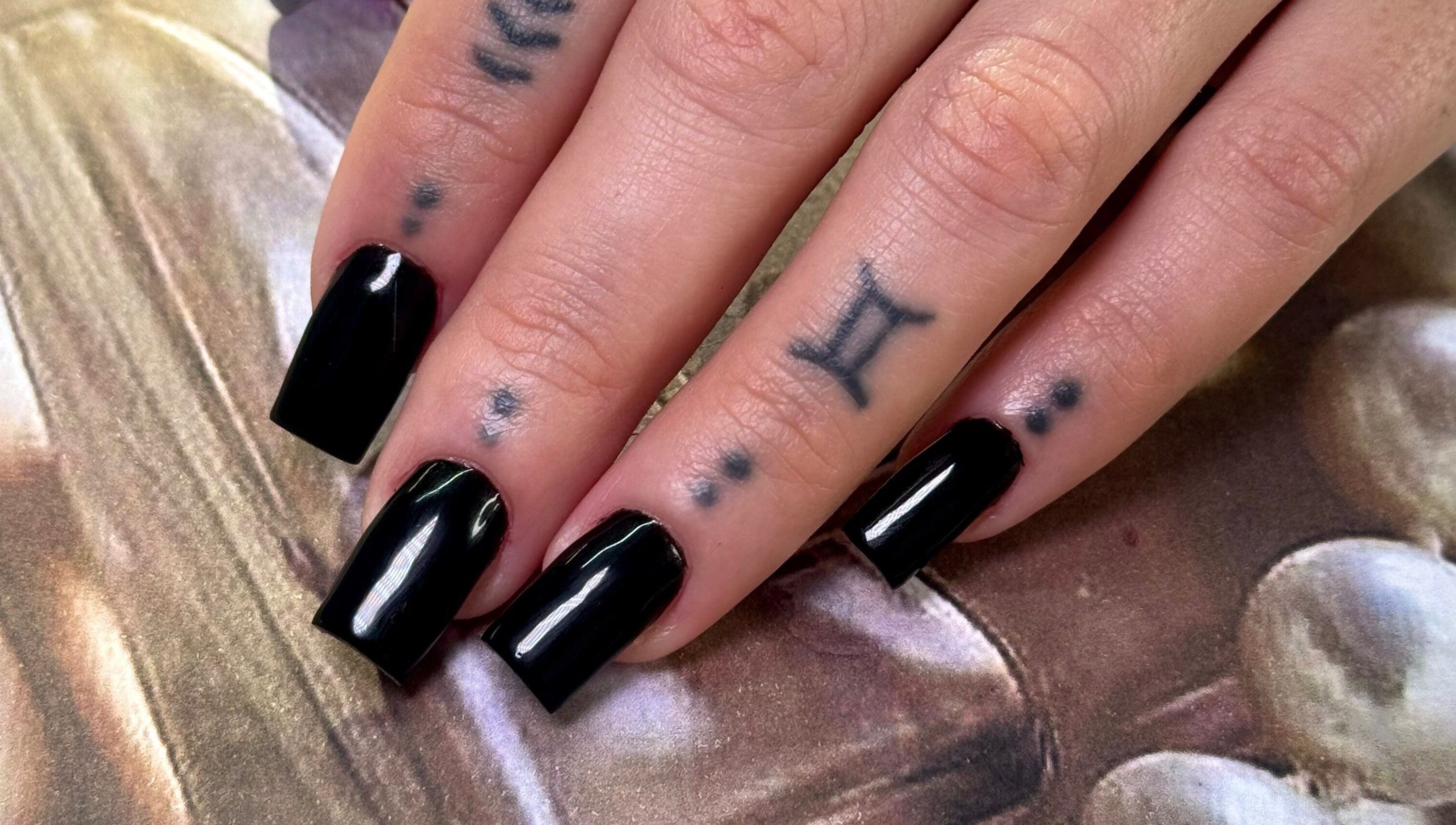 Unhas pretas elegantes no Viviane Seabra Nails Designer em Dublin, County Dublin, IE.