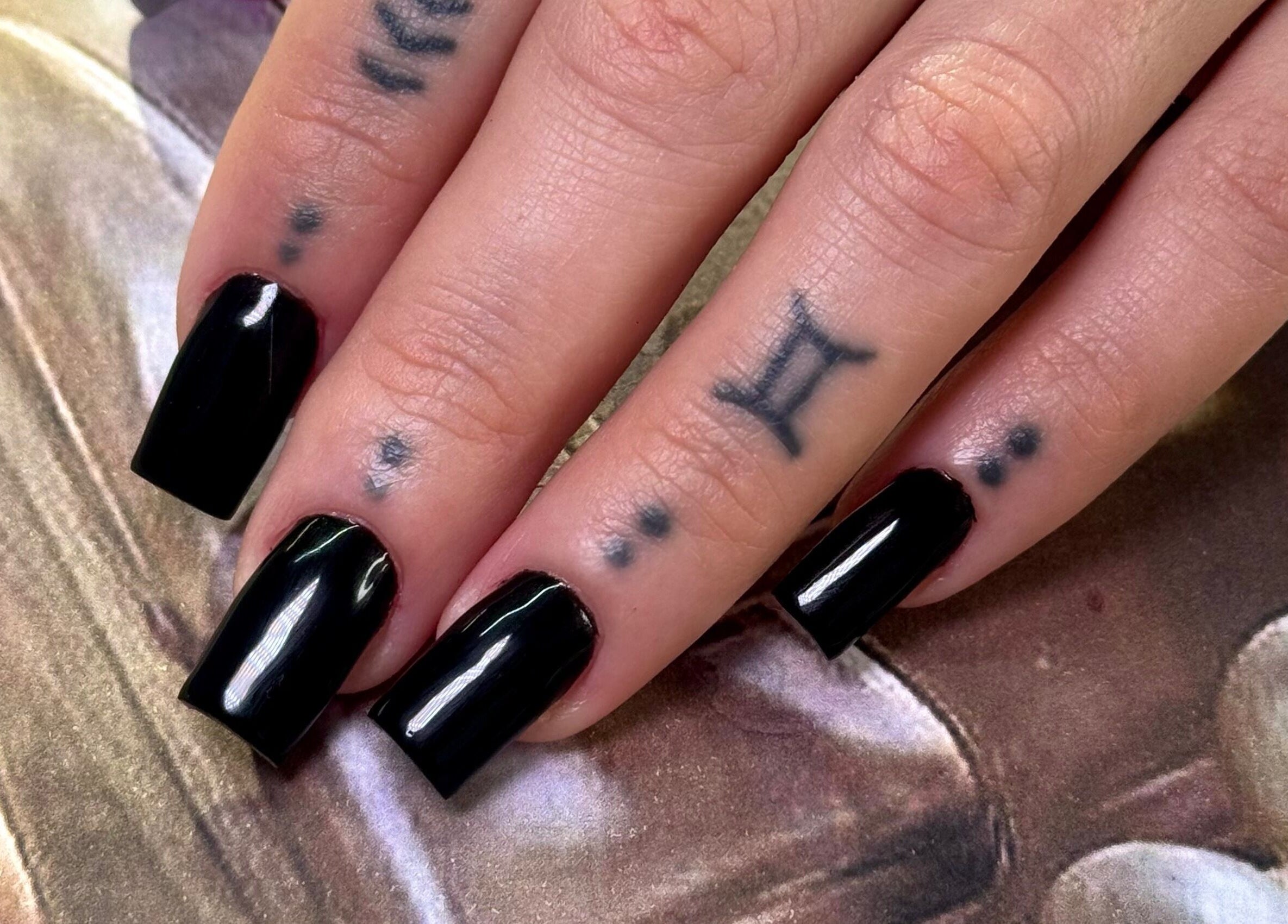 Unhas pretas elegantes no Viviane Seabra Nails Designer em Dublin, County Dublin, IE.