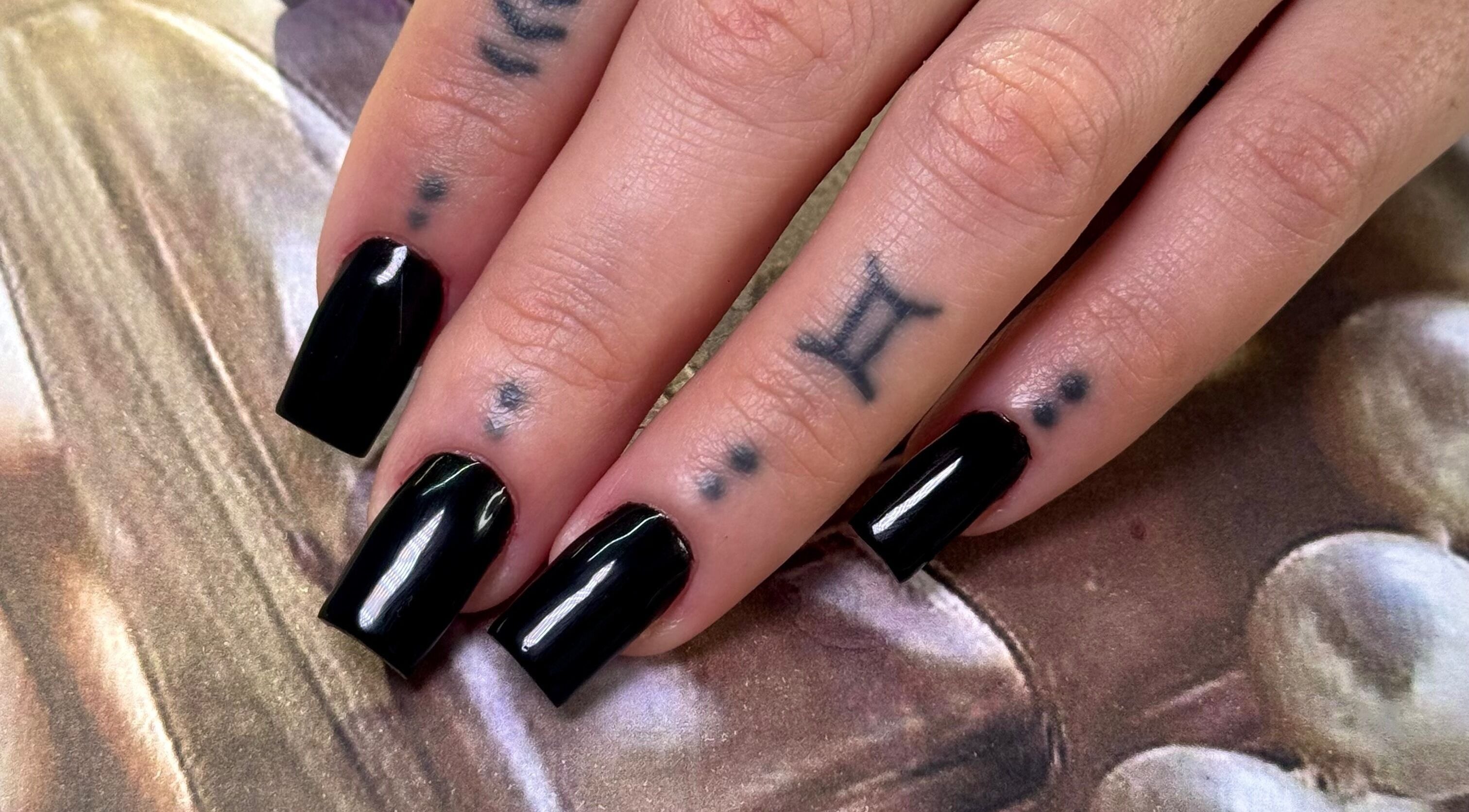 Unhas pretas elegantes no Viviane Seabra Nails Designer em Dublin, County Dublin, IE.