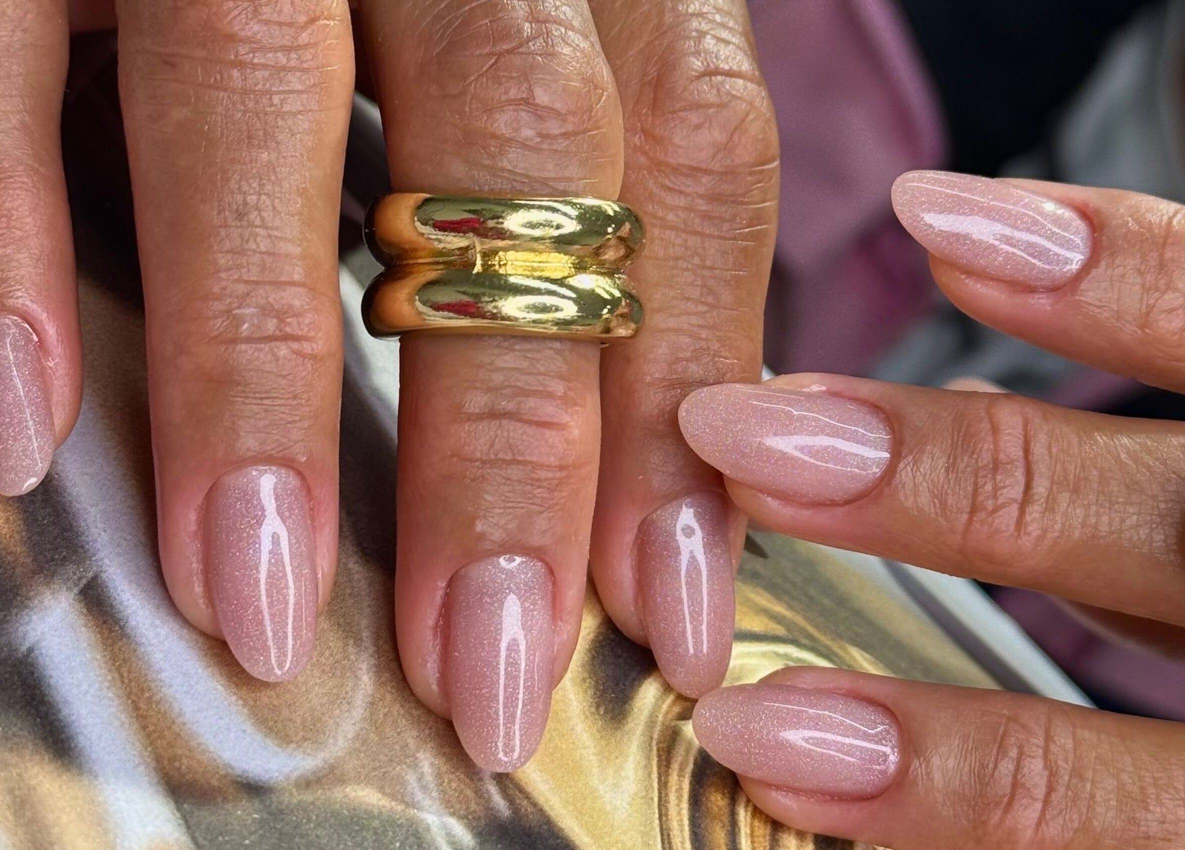 Unhas rosadas bem cuidadas em Viviane Seabra Nails Designer, Dublin, County Dublin, IE.