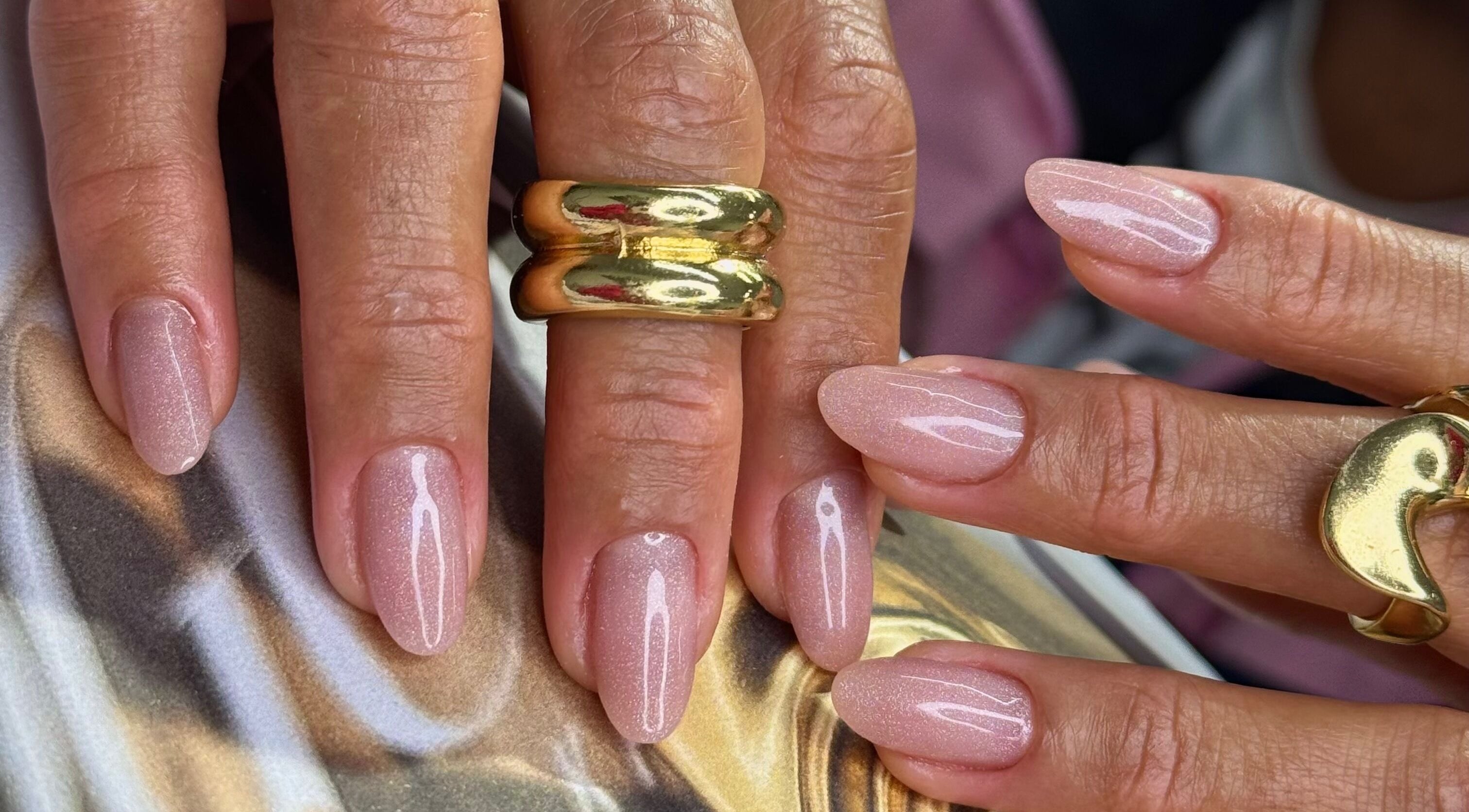 Unhas rosadas bem cuidadas em Viviane Seabra Nails Designer, Dublin, County Dublin, IE.