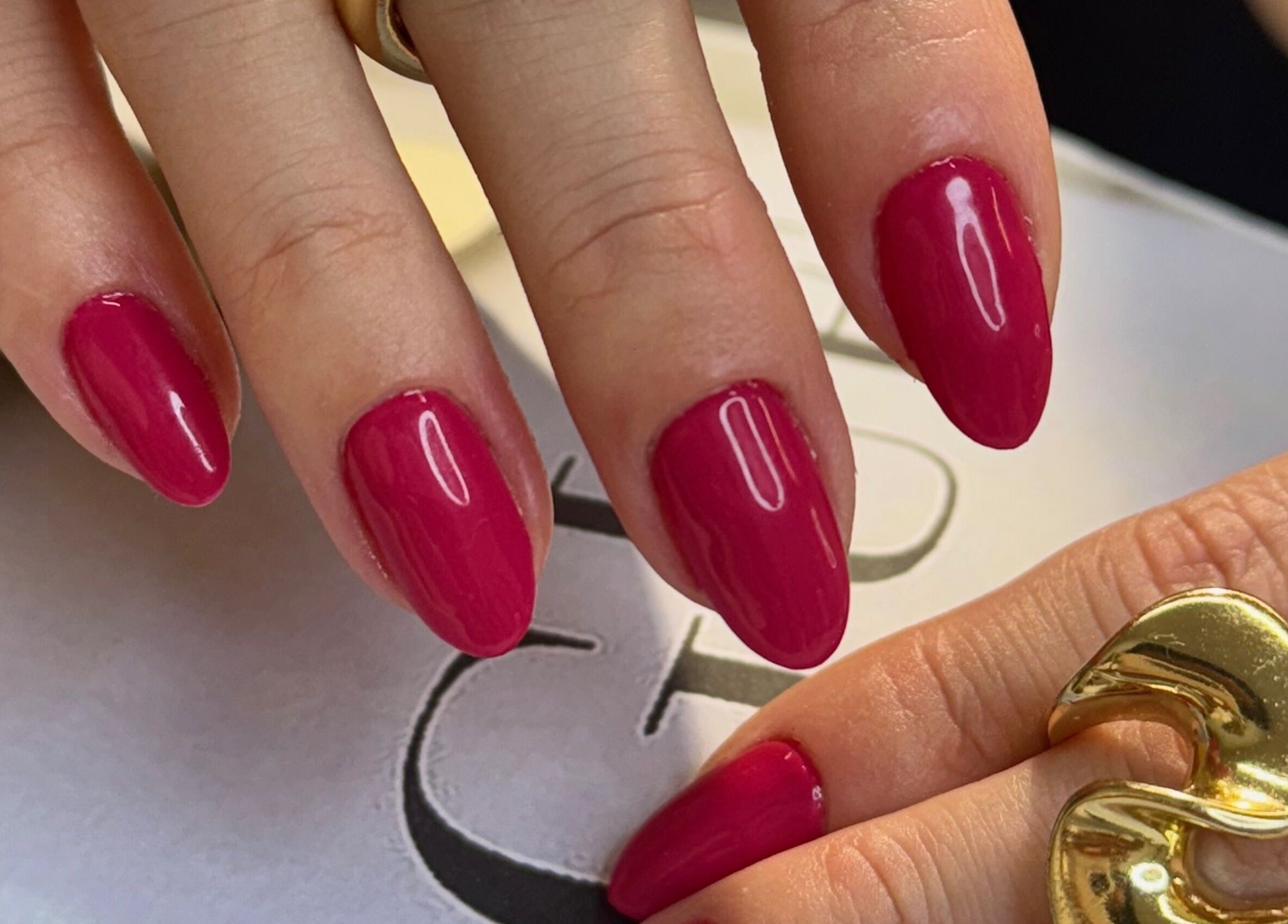 Unhas vermelhas elegantes feitas na Viviane Seabra Nails Designer em Dublin, County Dublin, IE.