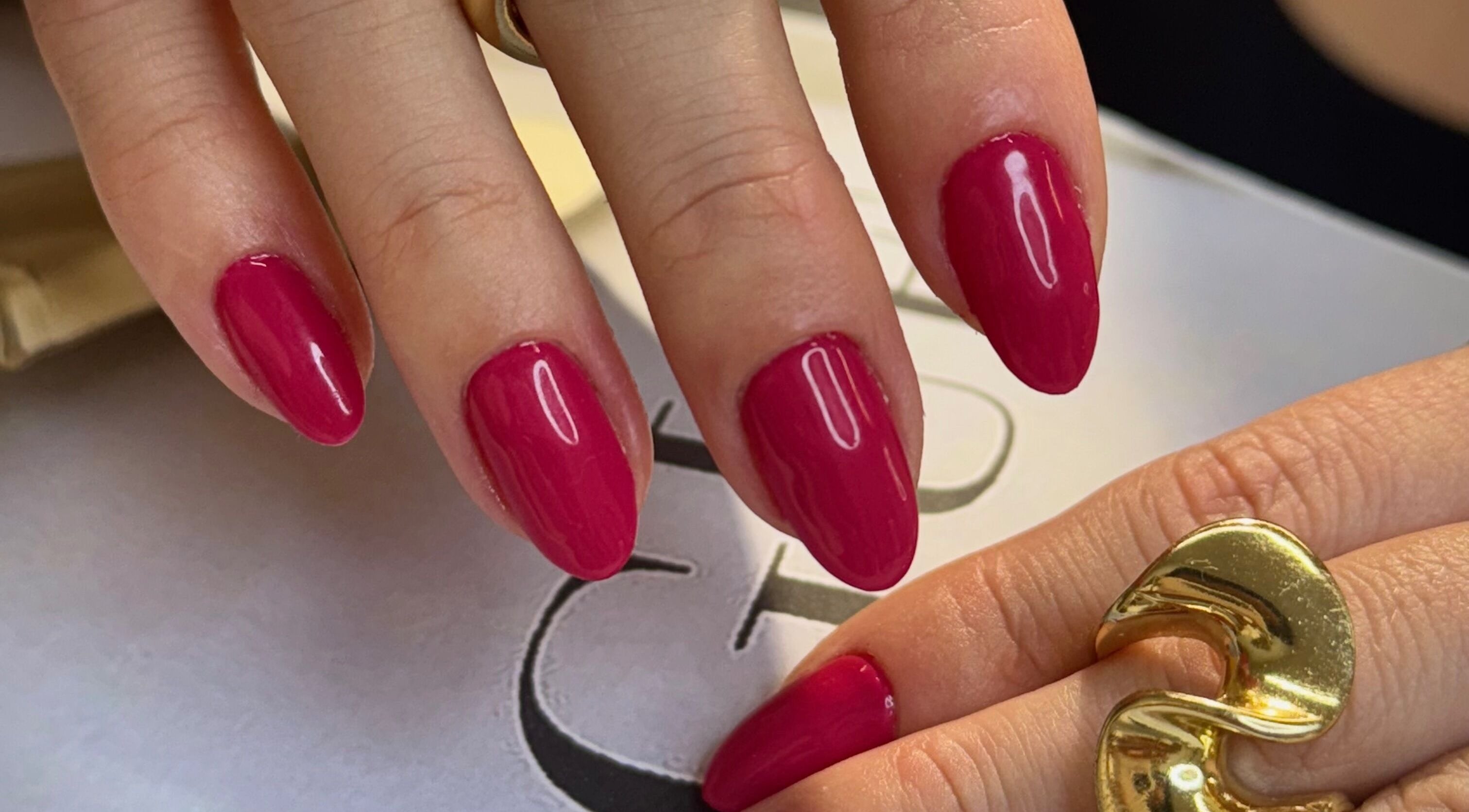 Unhas vermelhas elegantes feitas na Viviane Seabra Nails Designer em Dublin, County Dublin, IE.