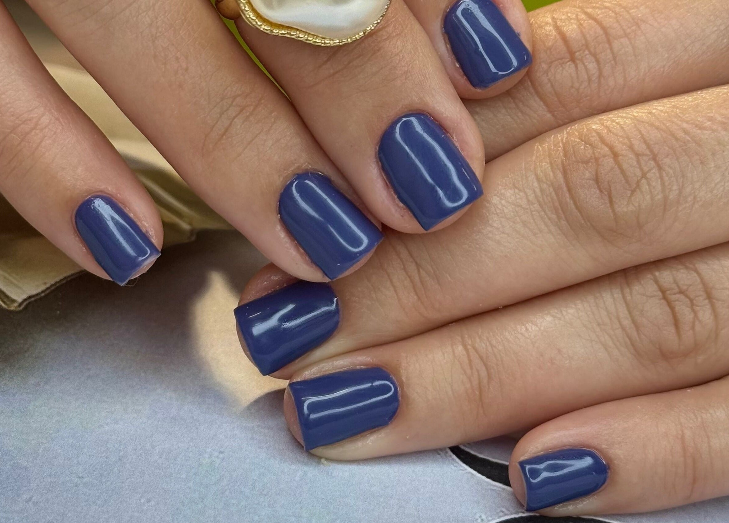 Unhas esmaltadas em azul na Viviane Seabra Nails designer, Dublin, County Dublin, IE.