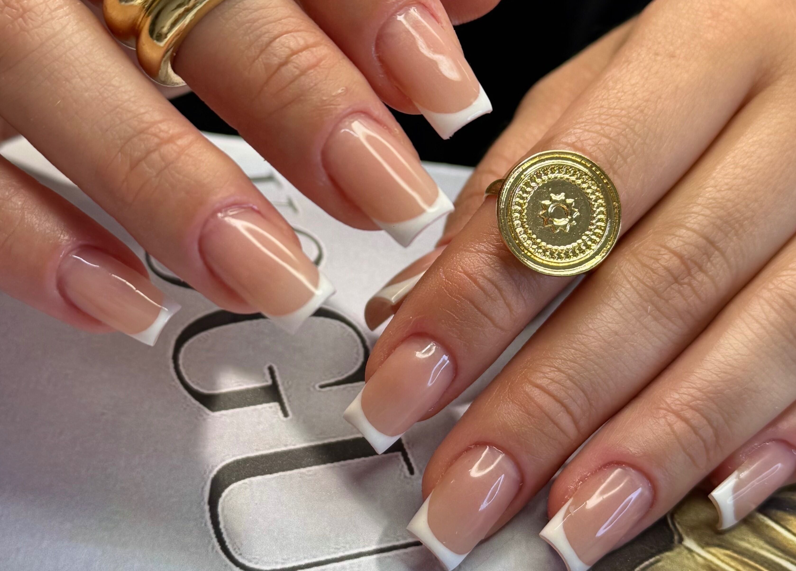 Manicure francesa na Viviane Seabra Nails designer, Dublin, County Dublin, IE. Unhas luxuosas e bem cuidadas.