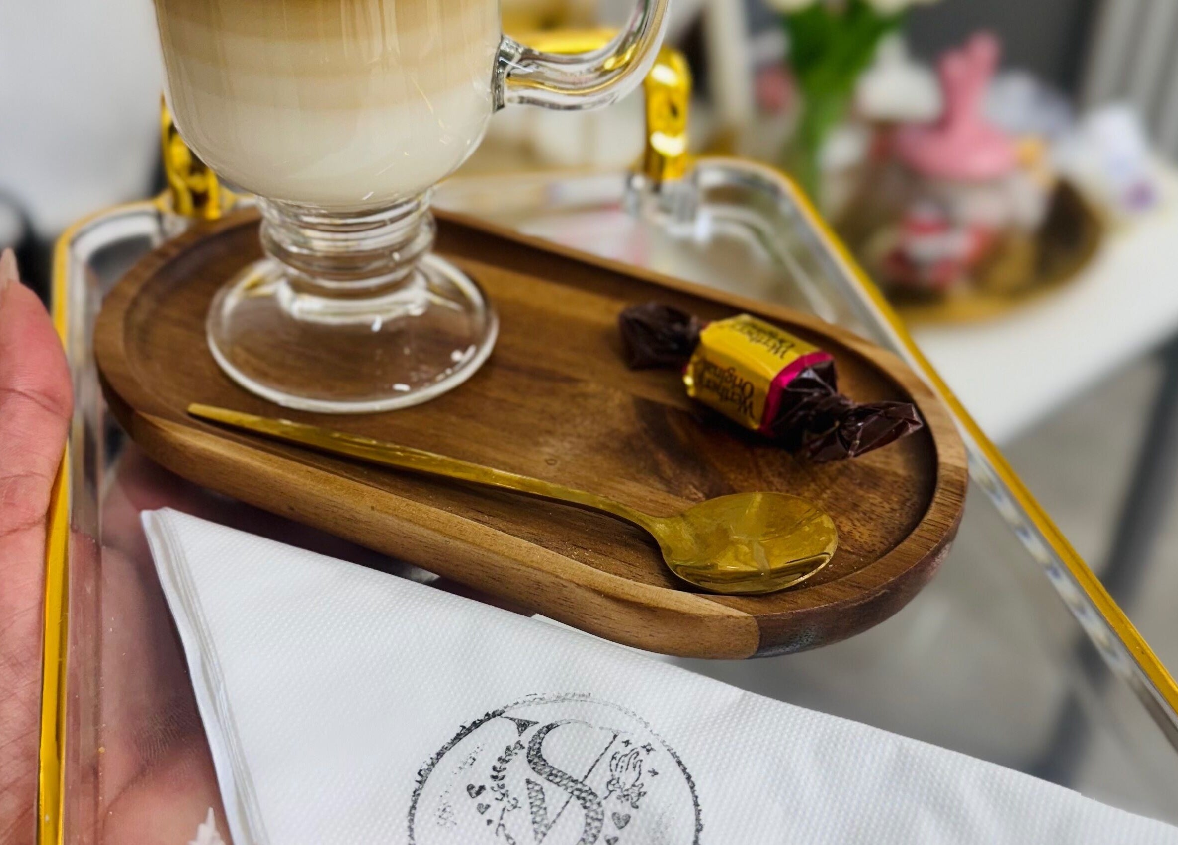 Bebida servida na Viviane Seabra Nails designer em Dublin, County Dublin, IE, com detalhe elegante.