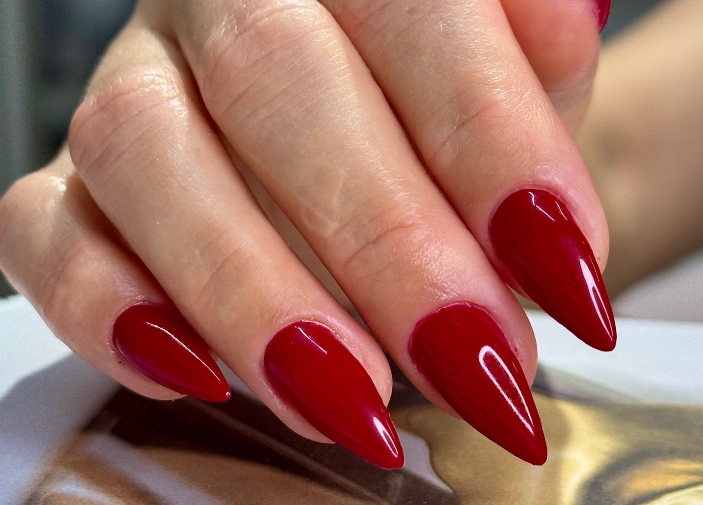 Unhas vermelhas na Viviane Seabra Nails designer em Dublin, County Dublin, IE, destacam requinte e estilo.