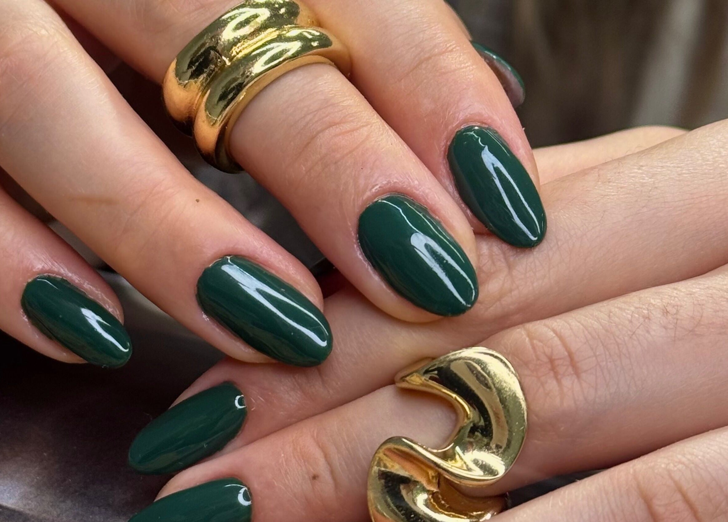 Unhas elegantes verde esmeralda por Viviane Seabra Nails designer em Dublin, County Dublin, IE.