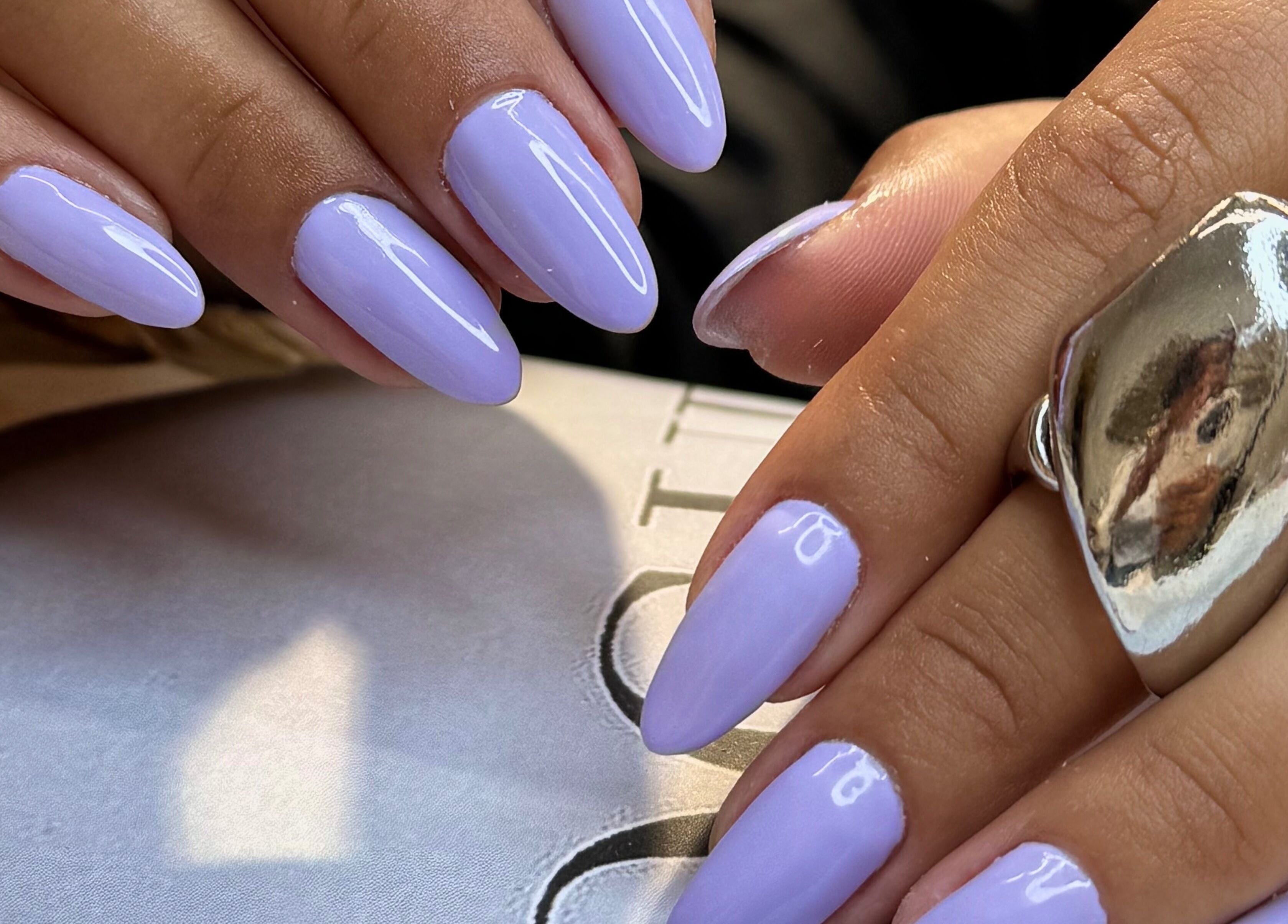 Unhas de lavanda feitas por Viviane Seabra Nails Designer em Dublin, County Dublin, IE. Estilo elegante e moderno.