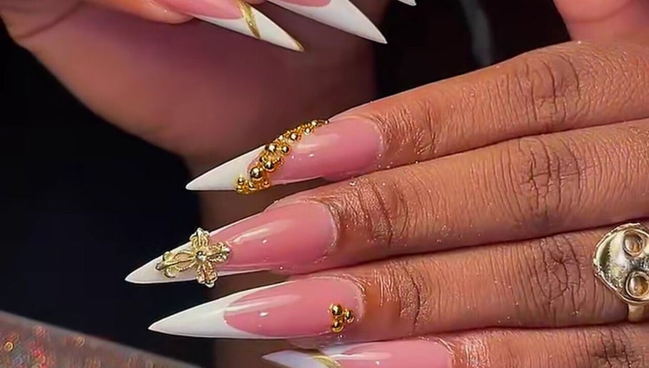 Ongles décorés style français avec bijoux dorés à Clawsy.nail, Noisy-le-sec, Île-de-france, FR.