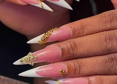 Ongles décorés style français avec bijoux dorés à Clawsy.nail, Noisy-le-sec, Île-de-france, FR.