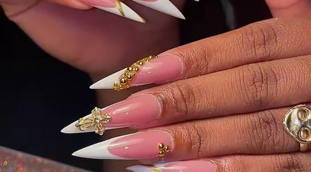 Ongles décorés style français avec bijoux dorés à Clawsy.nail, Noisy-le-sec, Île-de-france, FR.