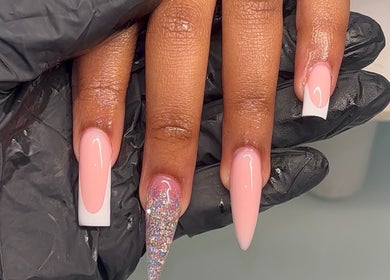 Manucure élégante chez Clawsy.nail, Noisy-le-sec, Île-de-france, FR : ongles design avec paillettes et french.
