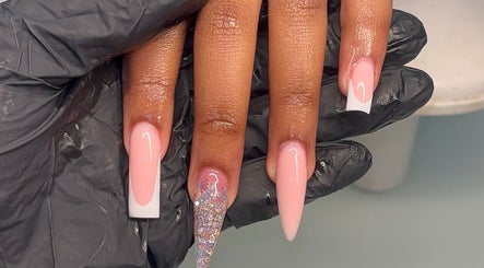 Manucure élégante chez Clawsy.nail, Noisy-le-sec, Île-de-france, FR : ongles design avec paillettes et french.