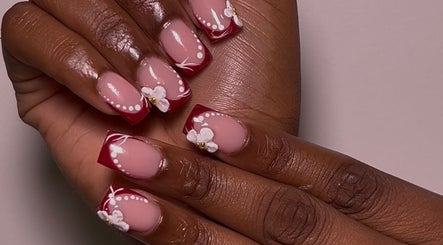 Nail art floral sophistiqué à Clawsy.nail, Noisy-le-sec, Île-de-France, FR. Design rouge et blanc élégant.