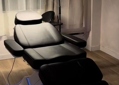 Luxurious treatment chair in SADITYSKN, Mont-royal, Québec, CA, bathed in soft light.
