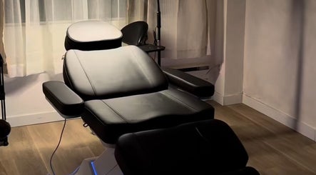 Luxurious treatment chair in SADITYSKN, Mont-royal, Québec, CA, bathed in soft light.