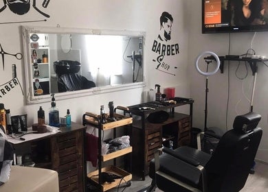 Interiér Barber Luki: stylový kadeřnický salon v Ostravě, Moravskoslezský Kraj, CZ s moderním vybavením.
