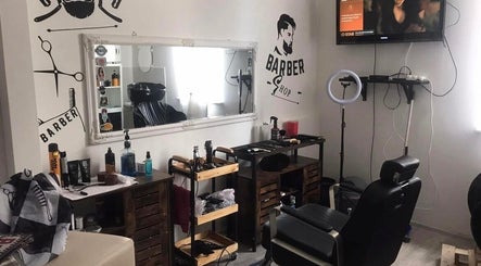 Interiér Barber Luki: stylový kadeřnický salon v Ostravě, Moravskoslezský Kraj, CZ s moderním vybavením.