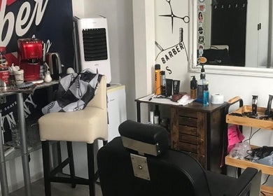 Interiér kadeřnictví Barber Luki, Ostrava, Moravskoslezský Kraj, CZ, s moderním vybavením a elegantním designem.