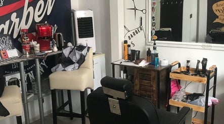 Interiér kadeřnictví Barber Luki, Ostrava, Moravskoslezský Kraj, CZ, s moderním vybavením a elegantním designem.