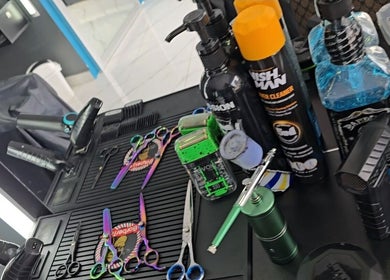 Professional barber tools at Mercedes Barber Shop, Barva, Heredia, CR highlighting expert grooming.