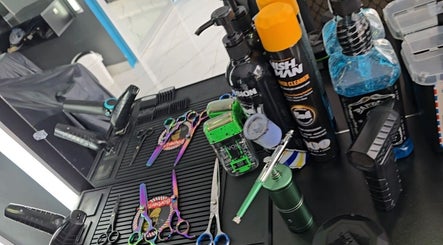 Professional barber tools at Mercedes Barber Shop, Barva, Heredia, CR highlighting expert grooming.
