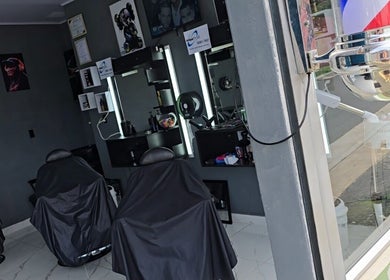Chic barber chairs at Mercedes Barber Shop, Barva, Heredia, CR, showcasing a modern interior design.