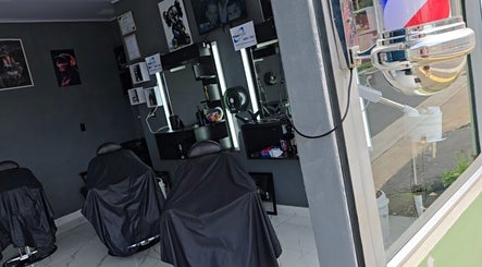 Chic barber chairs at Mercedes Barber Shop, Barva, Heredia, CR, showcasing a modern interior design.