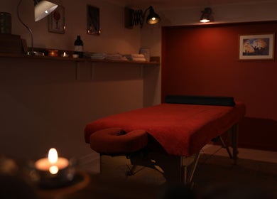 Salle de massage apaisante chez Noeva à Saint-maur-des-fossés, Île-de-france, FR, éclairée à la bougie.