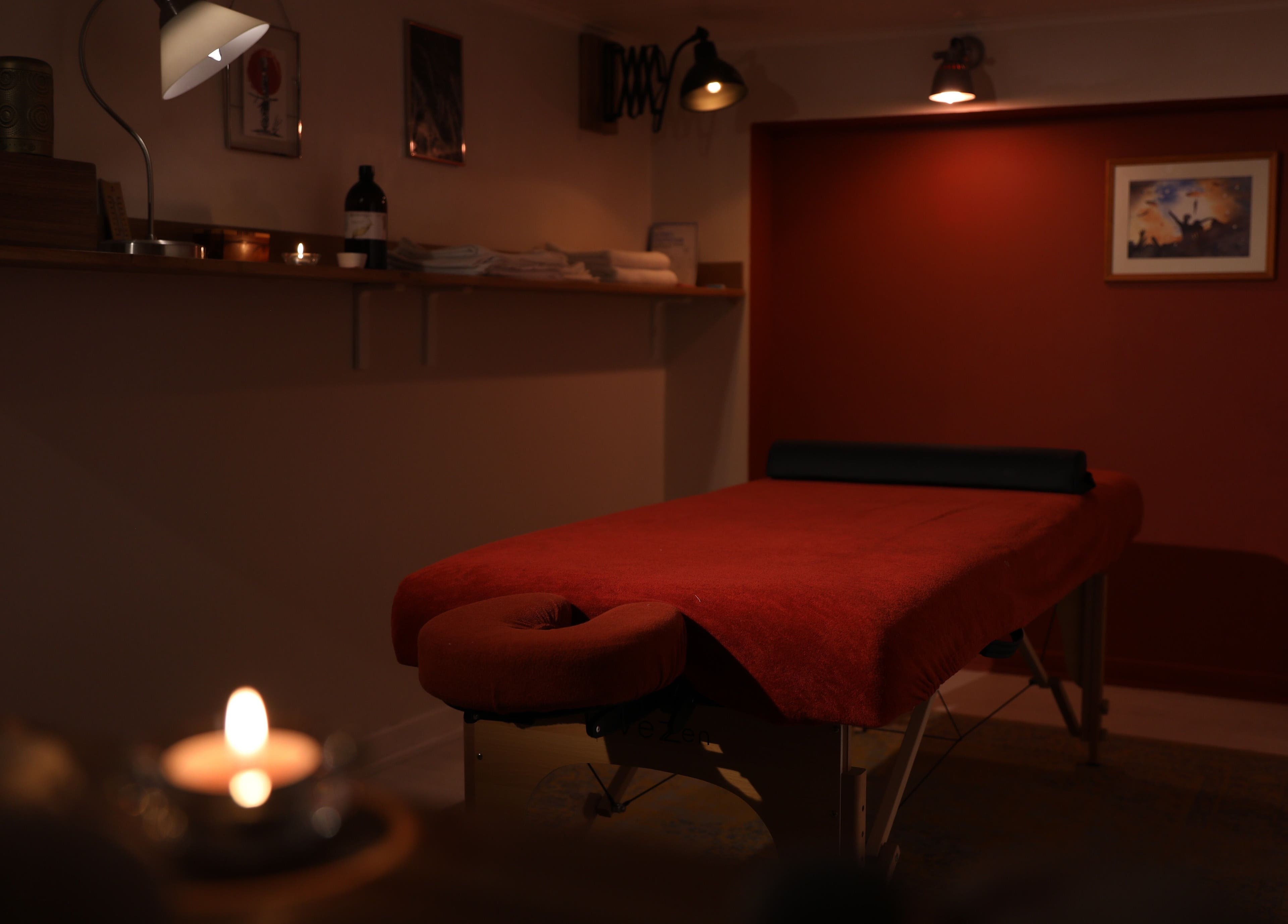 Salle de massage apaisante chez Noeva à Saint-maur-des-fossés, Île-de-france, FR, éclairée à la bougie.