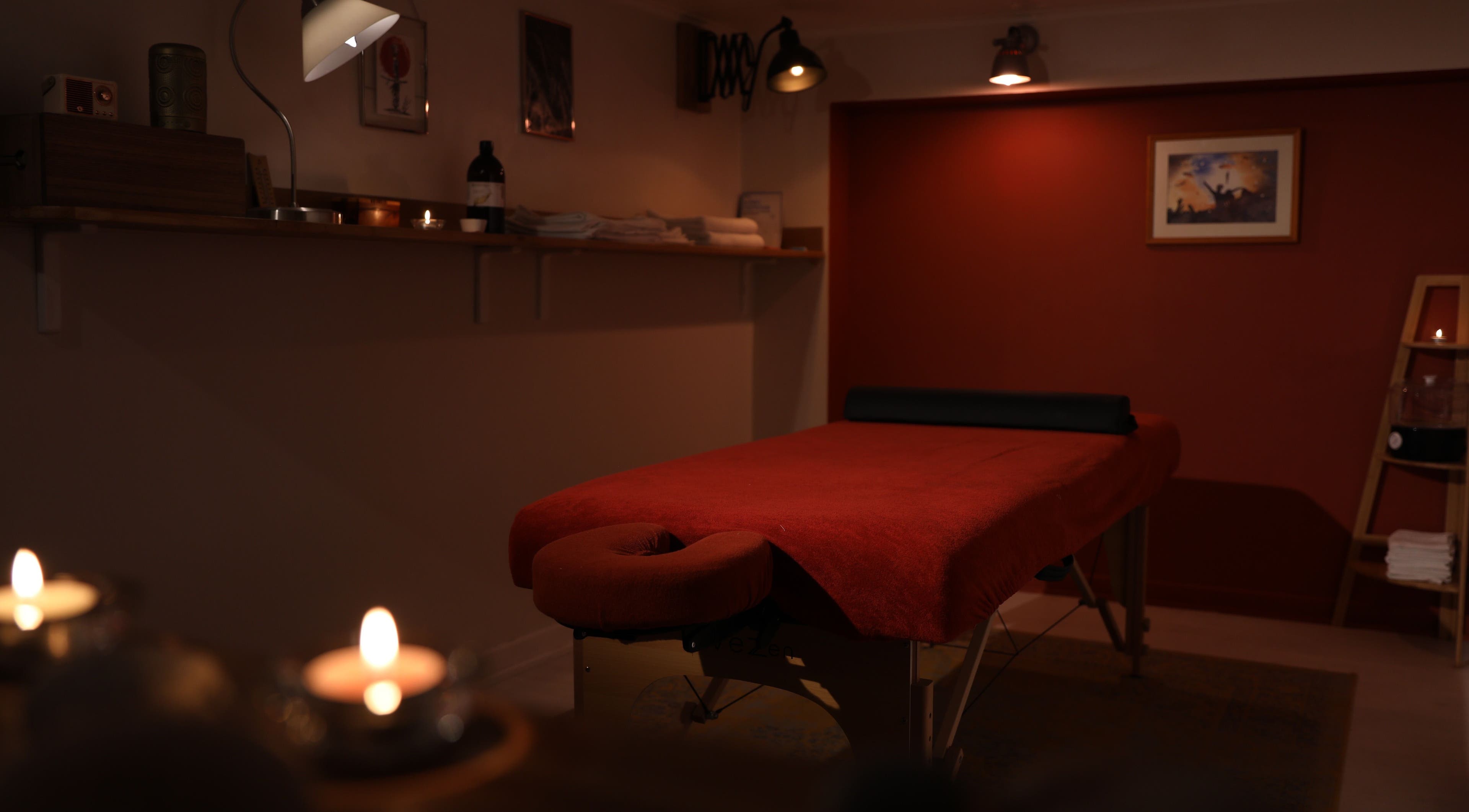 Salle de massage apaisante chez Noeva à Saint-maur-des-fossés, Île-de-france, FR, éclairée à la bougie.