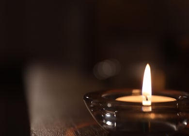 Bougie allumée créant une ambiance apaisante chez Noeva, Saint-maur-des-fossés, Île-de-france, FR.