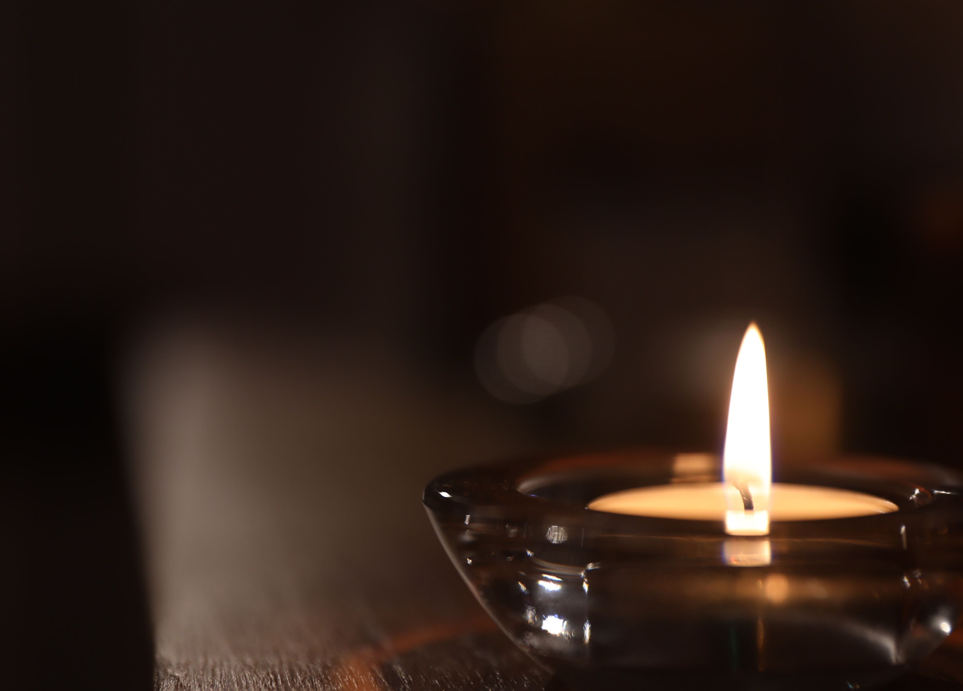 Bougie allumée créant une ambiance apaisante chez Noeva, Saint-maur-des-fossés, Île-de-france, FR.