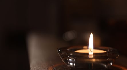 Bougie allumée créant une ambiance apaisante chez Noeva, Saint-maur-des-fossés, Île-de-france, FR.