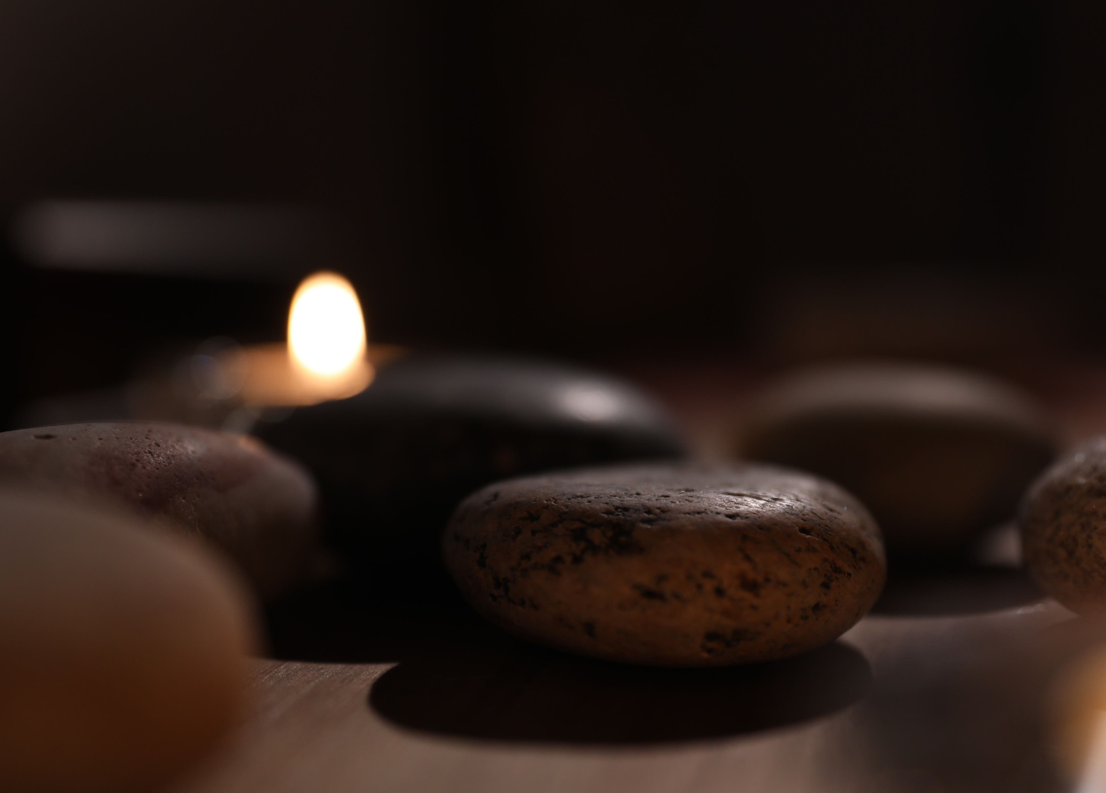 Pierres chaudes et bougie chez Noeva, Saint-maur-des-fossés, Île-de-france, FR pour détente.