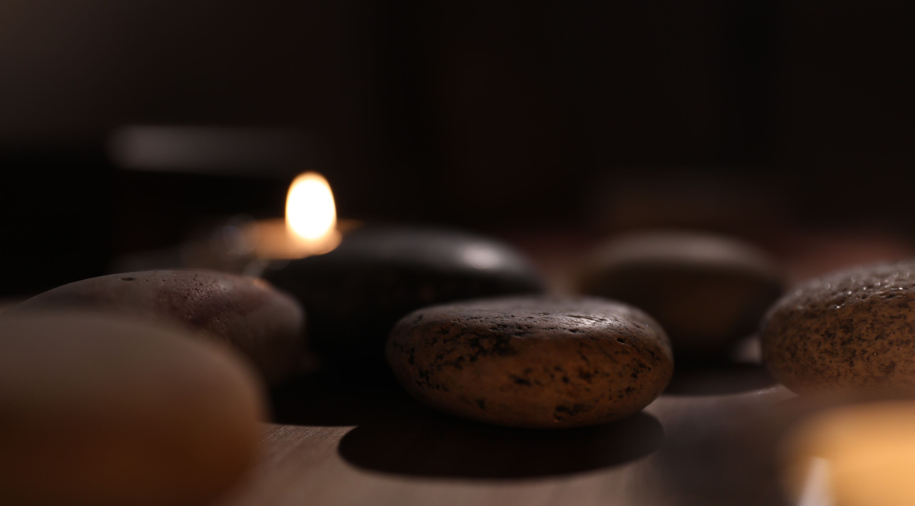 Pierres chaudes et bougie chez Noeva, Saint-maur-des-fossés, Île-de-france, FR pour détente.