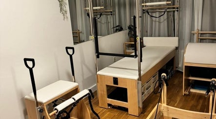 Equipamento moderno no Spine Pilates Studio, Veldhoven, Noord-brabant, NL, para treino eficaz.