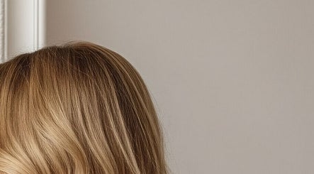 Detalhe de cabelo loiro brilhante no salão Teste, Minas Gerais, BR.